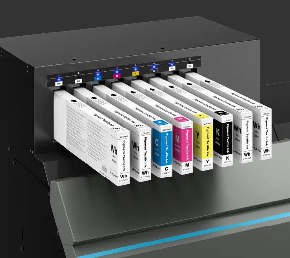 Vier Weißtinten-Kartuschen im Roland TY-300i DTF-Drucker
