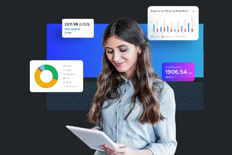 Person mit Tablet vor eingeblendeten Grafiken als Illustration für Roland DG Connect