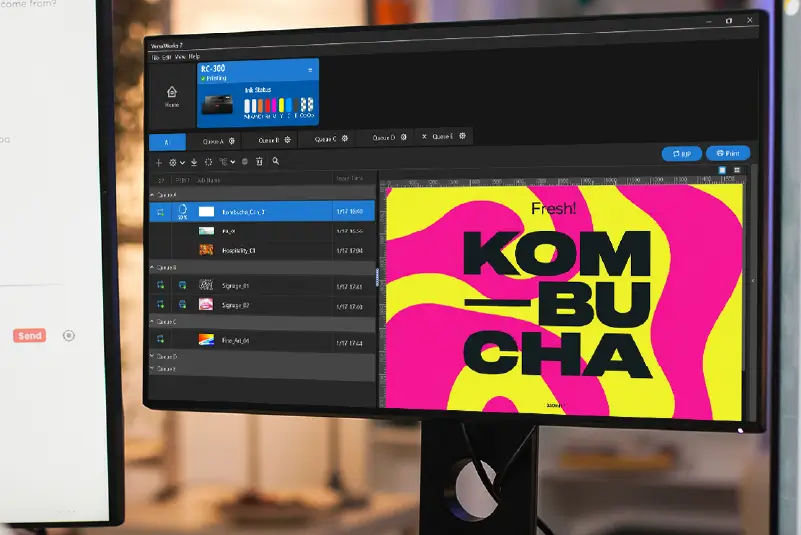 VersaWorks 7 RIP-Software mit RC-300 Druckwarteschlange auf einem Monitor