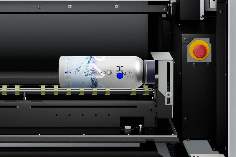 Optionale Rotationsdruckeinheit der Roland VersaOBJECT MO-Serie beim Flaschendruck
