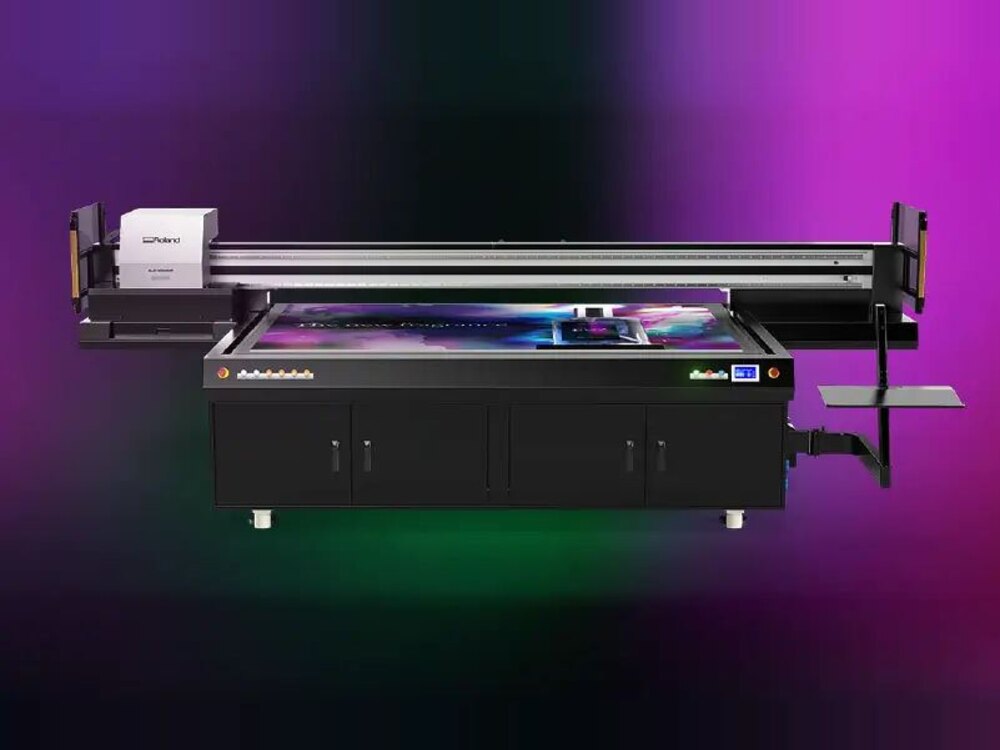 Roland VersaOBJECT EU2-1000MF UV-LED-Flachbettdrucker bei der Plattenproduktion