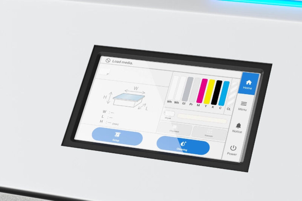 Produktionsworkflow am Roland VersaOBJECT IO-300 mit Vakuumtisch und Touchscreen