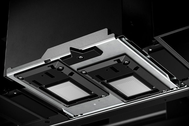 Zwei versetzt angeordnete Druckköpfe der Roland VersaOBJECT LO-Serie