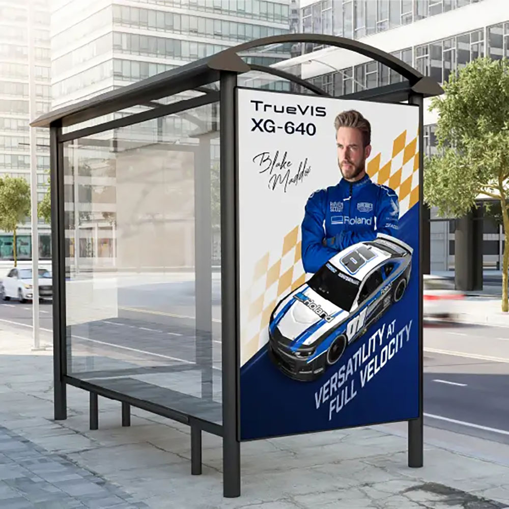Hinterleuchtete Grafik an einem Bus als Anwendung des Roland TrueVIS XG-640