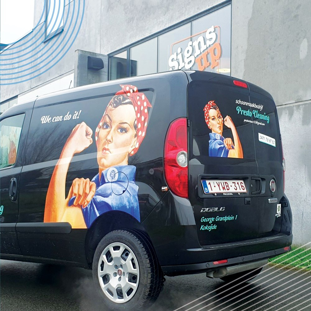 Lieferwagen mit Fahrzeugwerbung aus geschnittenen und bedruckten Folien