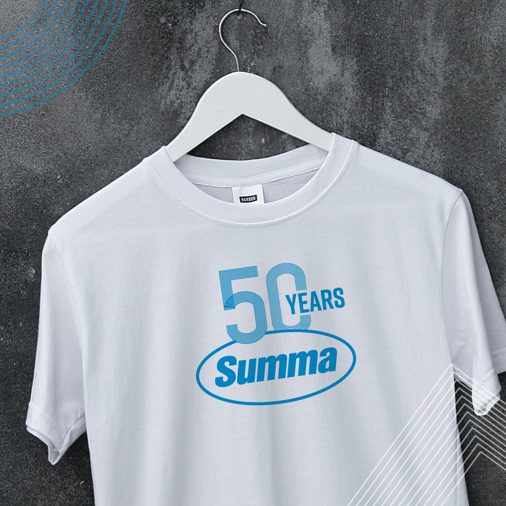 Weißes T-Shirt mit blauem Summa-Motiv als Beispiel für Textilveredelung
