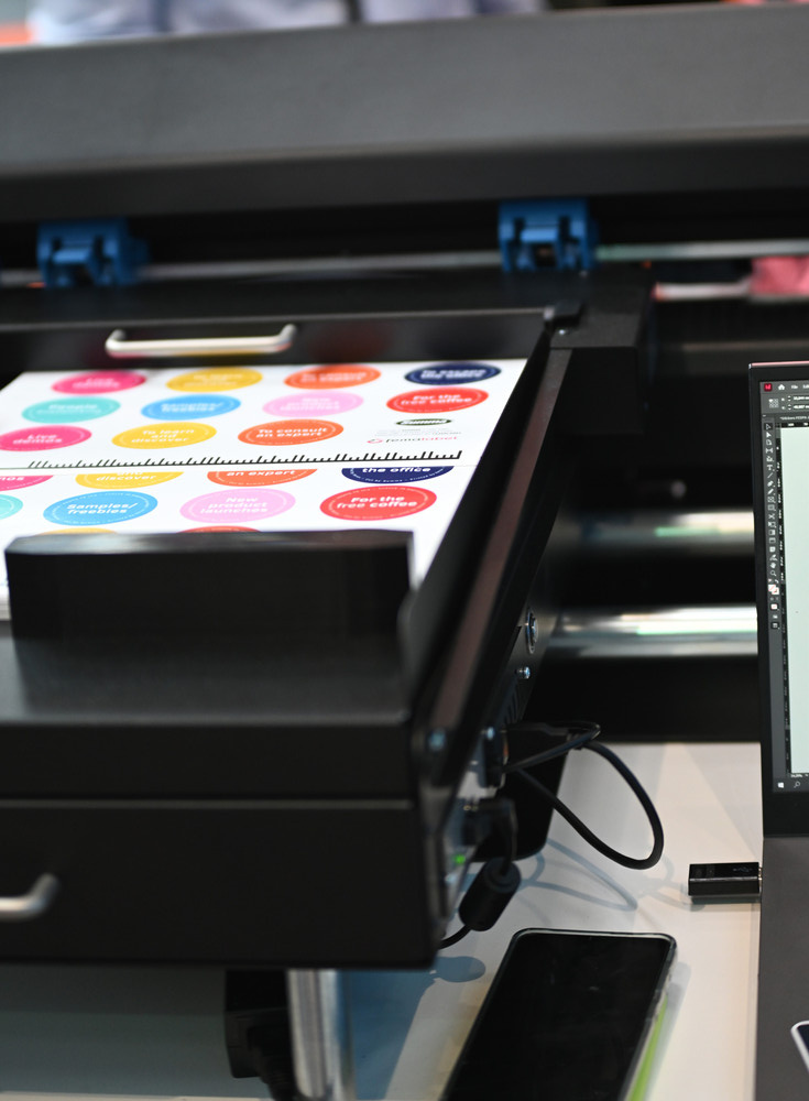 Verarbeitung bedruckter Etikettenbögen mit Summa S1D60 und optionalem Tray One