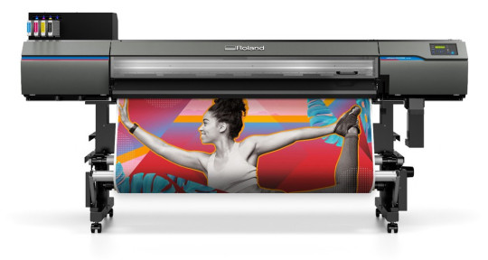Roland DGXpress ER-641 Eco-Solvent-Drucker in Frontansicht beim Druck einer farbigen Grafik