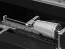 Weißer Becher in der Drehvorrichtung des VersaOBJECT RC-300 UV-Helixdruckers