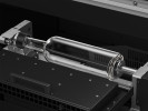 Transparente Glasflasche in der Drehvorrichtung des UV-Helixdruckers