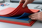 Farbige Gummi- und Silikonplatten als Materialbeispiel für die Summa Invicta